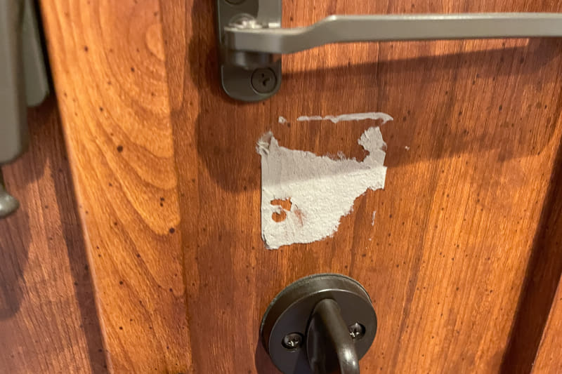 スマートロック本体を固定する両面テープは固定力が重要。だがその分剥がすときは大変だ。取り付け作業で一番の難所がこれだった