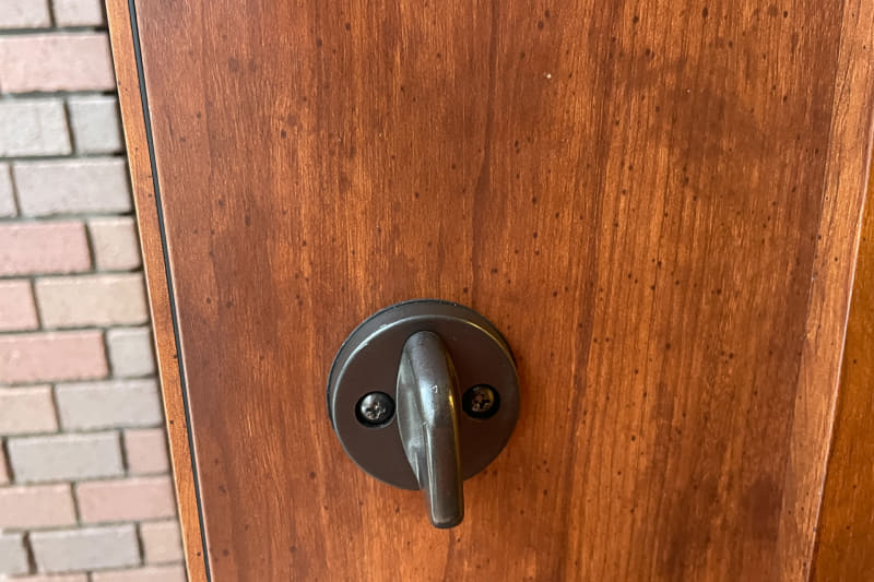 大変すぎて写真を撮り忘れたがキレイになった。ドアを傷つけないようアストロプロダクツのミニプラスチックスクレーパーとパーツクリーナーを使ってこそぎ落とした