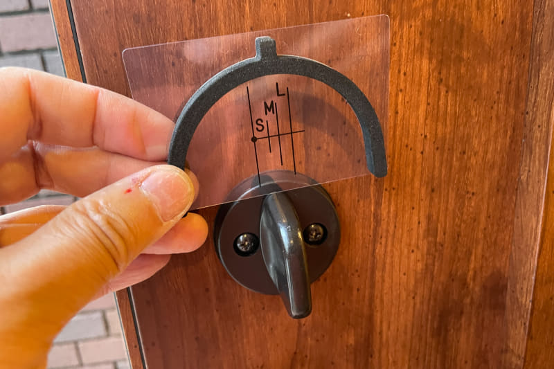 まずはサムターンのつまみの厚さを調べる。ちょうどMサイズがピッタリだ