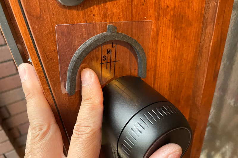 続いてサムターンがキレイに回る位置を探してその位置にガイドシール貼るのだが……