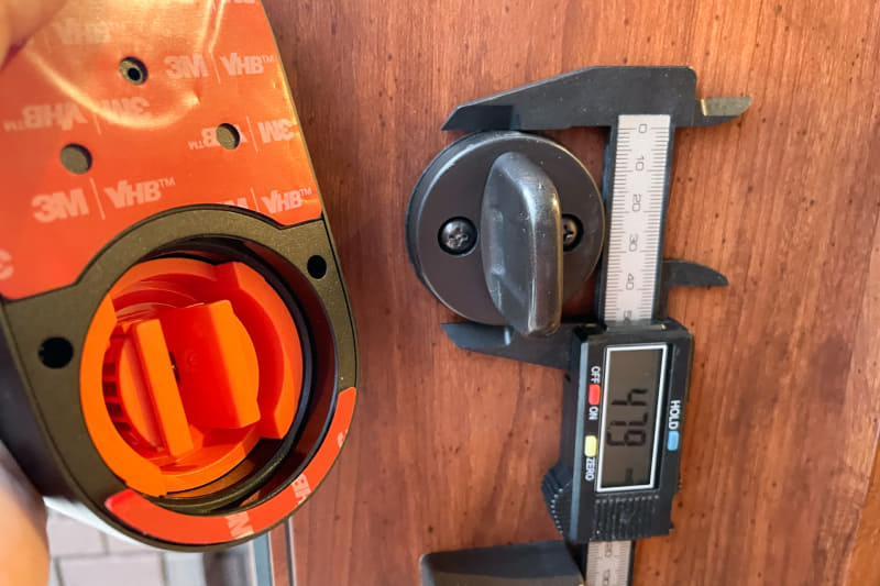 サムターンの土台部分のサイズがロックUltraのサイズとほぼピッタリだったので、調整の必要がなかった