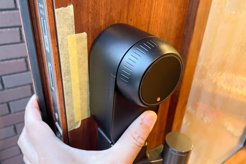 マスキングテープで垂直の目印を作ってから貼り付けた