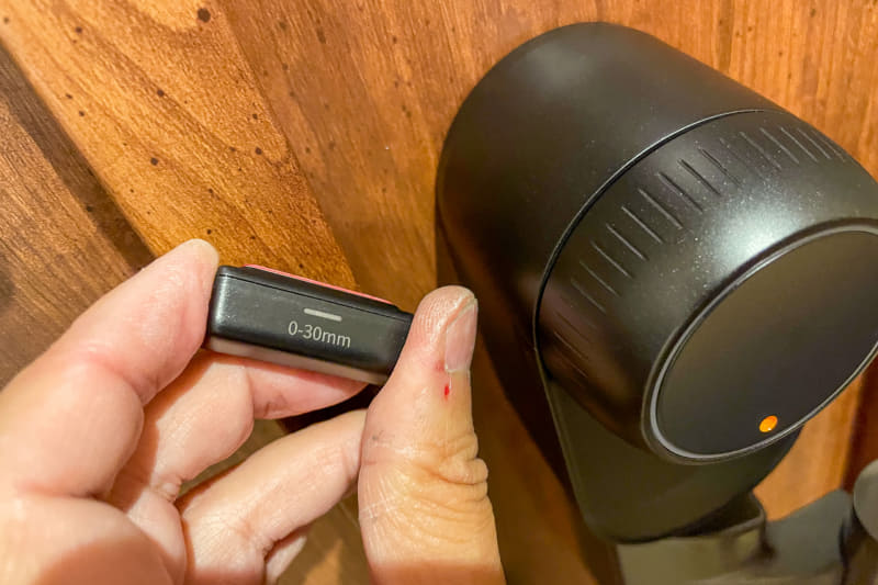 続いて開閉検知用のマグネットを取り付ける。本体との距離によって向きがあるので注意