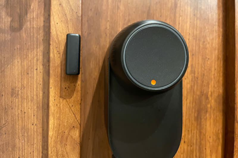 筆者宅の場合、本体との距離が30mm以内だったので、0-30mmの面を本体側に向けて貼り付ける