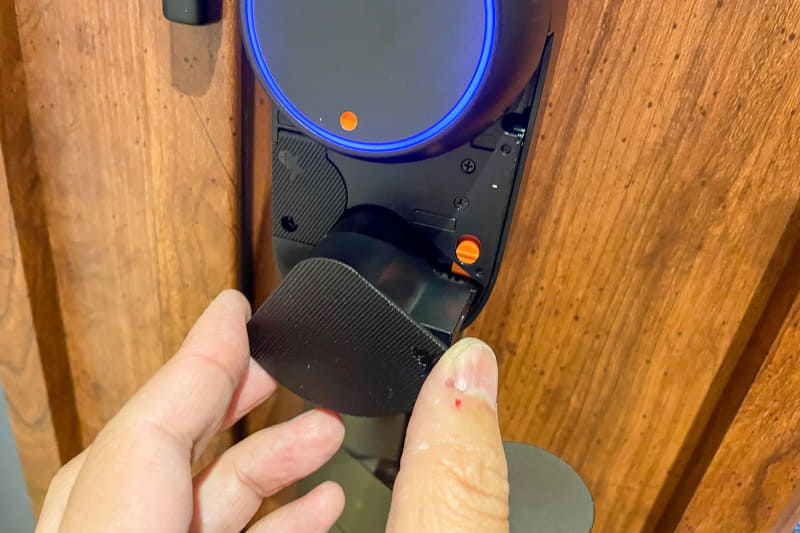 予備電池の絶縁シールを抜き取り、バッテリーを入れる