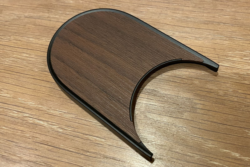 バッテリーカバーの木目シールを貼った