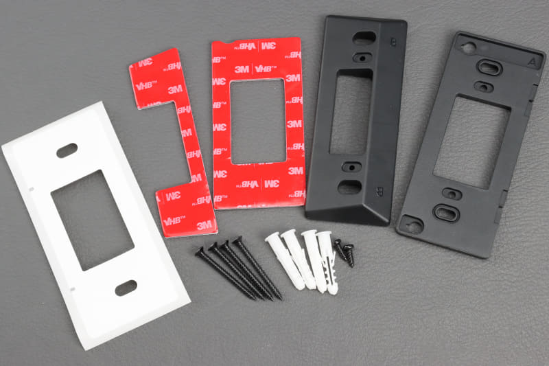 顔認証パッドを付ける取り付けプレート。ネジ止めと両面テープ止めに対応する