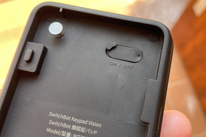 顔認証パッドの裏側。取り付けプレートにロックする形になる