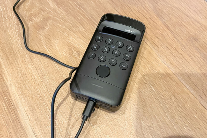 バッテリーがなくなったらプレートから外してUSBで充電。いたずら防止として外すとアラームが鳴る（アプリで解除できる）