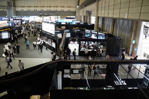 昨年開催された「Interop Tokyo 2024」でのShowNetブースの様子（上から見たところ。Interop Tokyo 2024より）