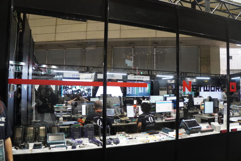 ShowNetを運用するNOC（Network Operation Center）の様子（Interop Tokyo 2024より）