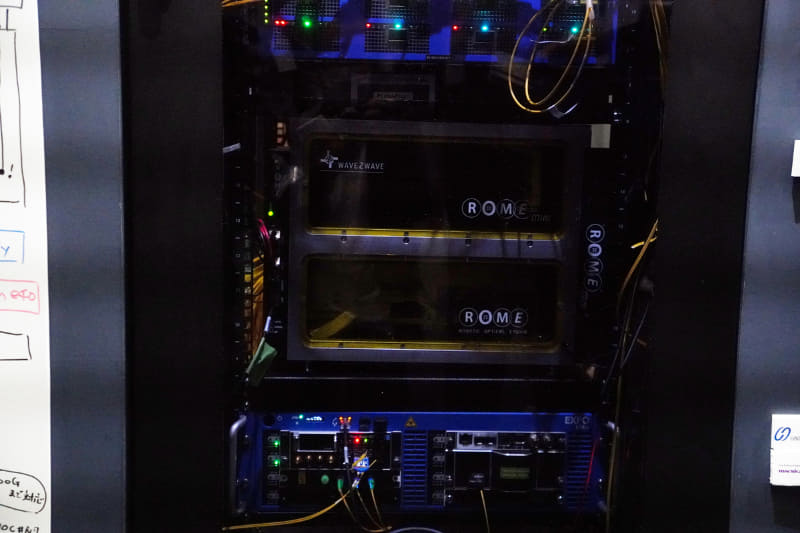 光ファイバーの配線を切り替えるロボット（Interop Tokyo 2024より）