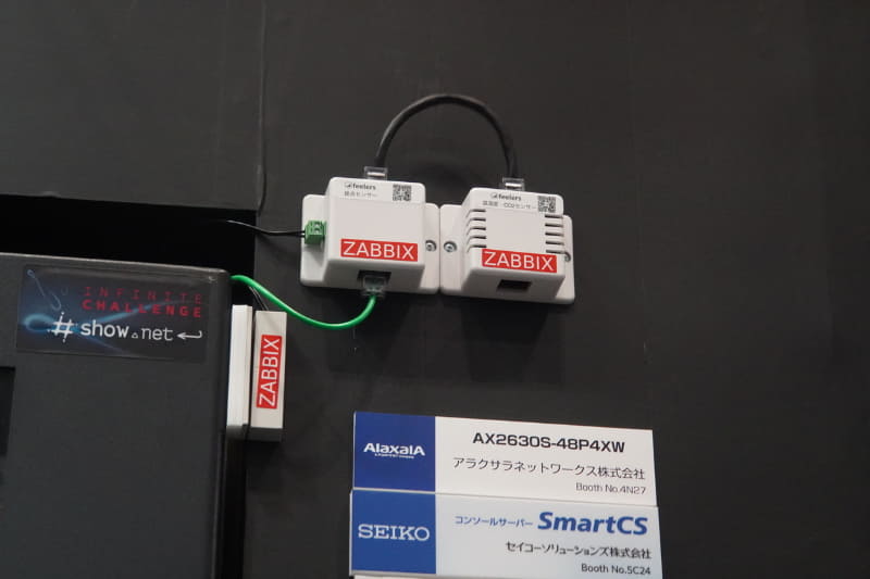 ラックに付けられたセンサー（Interop Tokyo 2023より）