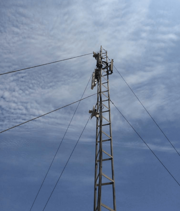 この写真では、鉄塔に取り付けられたアクセスポイントは「WBS210」という製品。CPE210と同様、MAXtreamに対応しており、エンドユーザー宅に設置されているCPE210と接続する