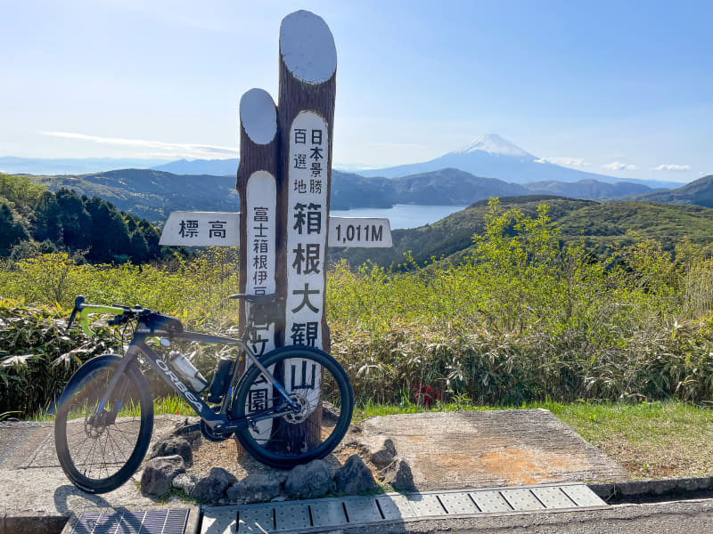 湯河原駅の辺りから大観山展望台まで続く椿ライン。向こうに富士山が見える、あそこを登るのか