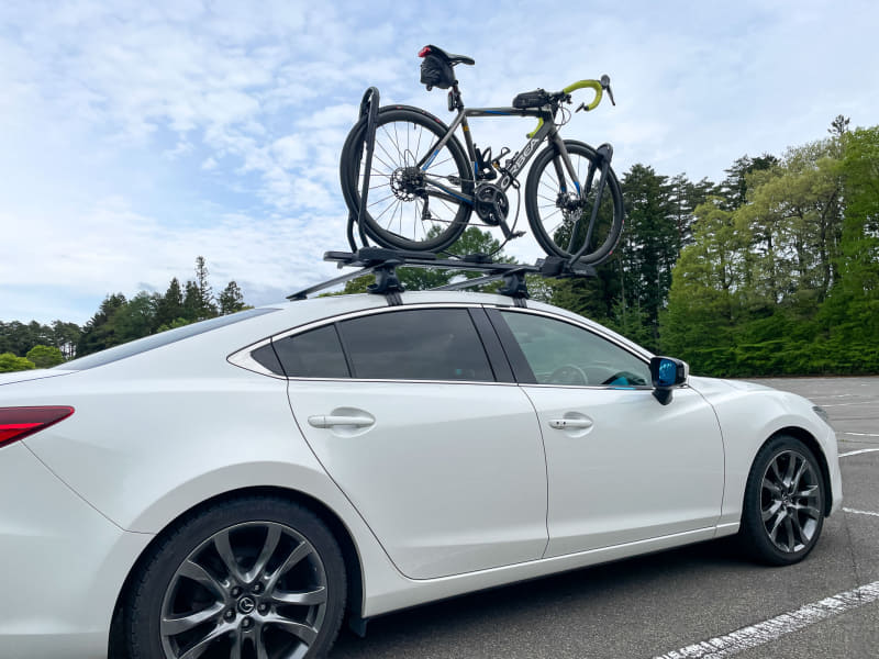 カーメイトのサイクルキャリア「INNO タイヤホールド3 INA396」を導入。タイヤを外さないで積めるから着いてすぐ走り出せるし、撤収するのも早い。タイヤをおさえるので、カーボンのフレームやホイールに傷が付かないというのも重要