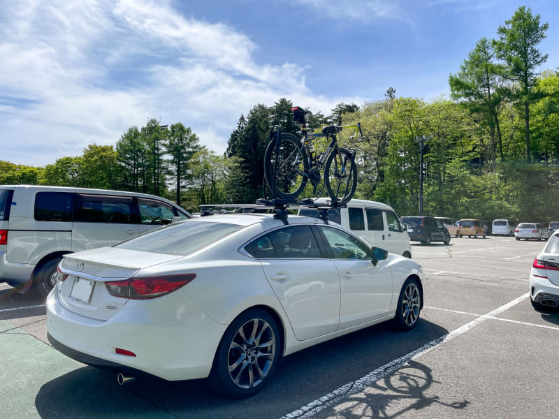 富士北麓公園の駐車場には練習で来ている人の多くのクルマが。みんな速そうに見えてくる（実際に速かったけど）