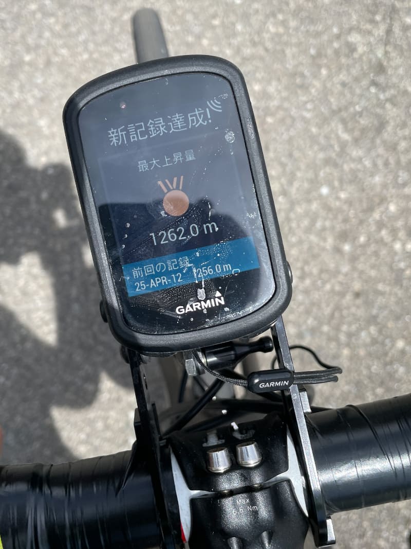 ガーミンのサイコンが過去最高の獲得標高であることを知らせる。やった！