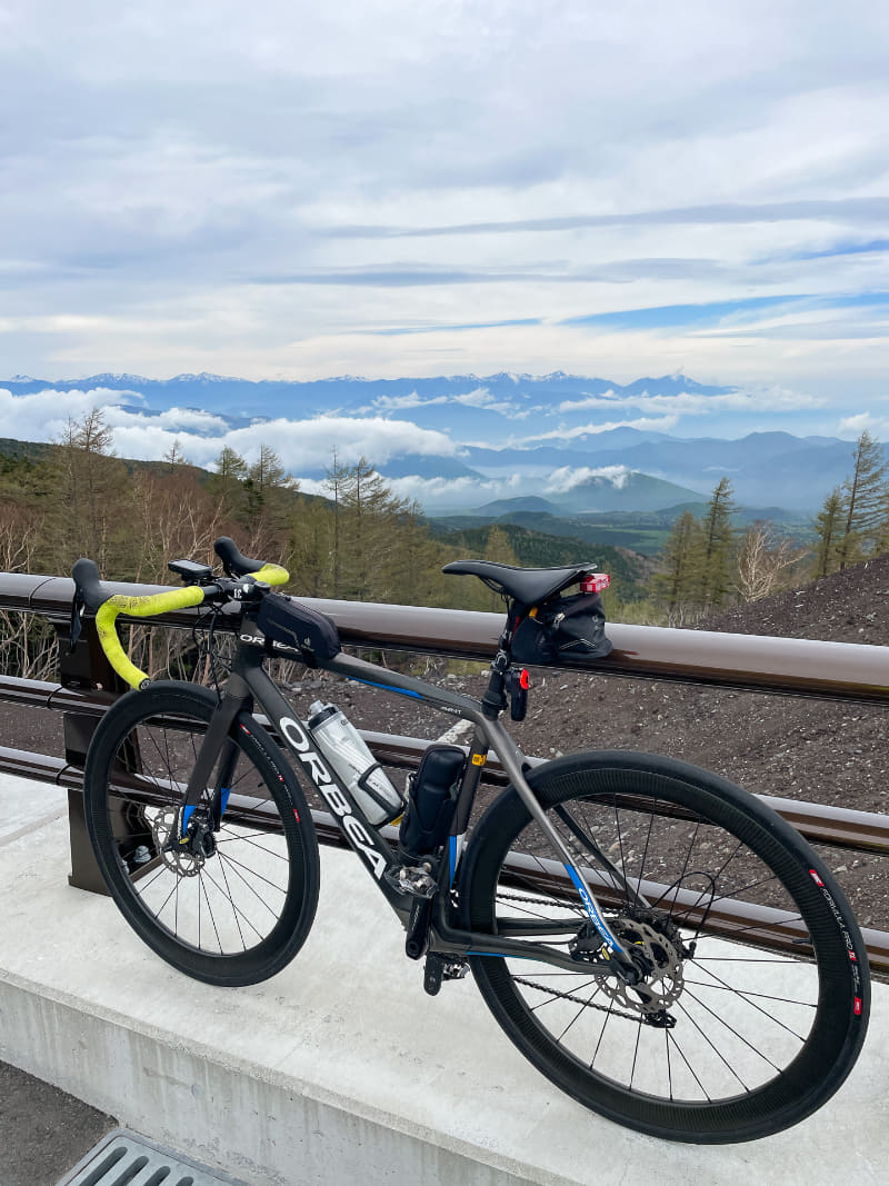 5月18日、来る途中は雨だったが富士山は見事に晴れた。眼下に雲が見える。高いところまできたものだ