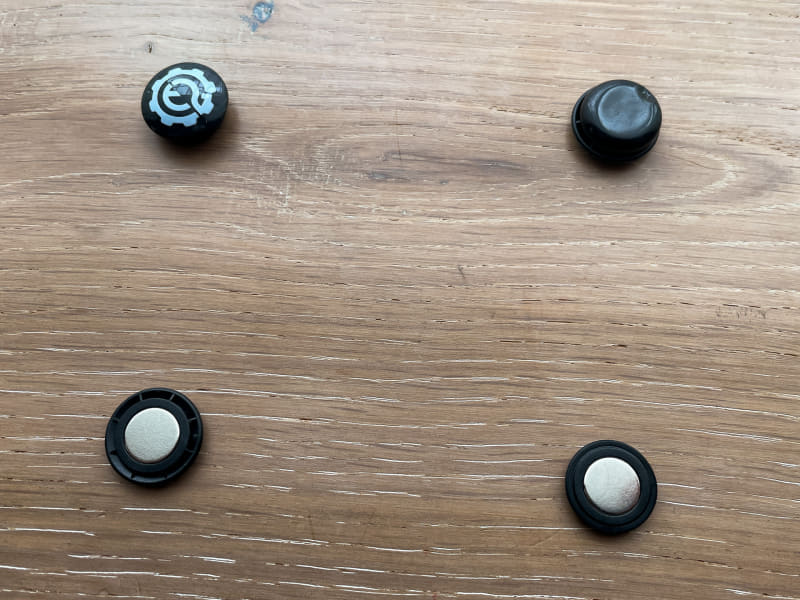 強力な磁力でゼッケンとジャージを挟む。安全ピンでジャージに穴を開けずに済むというグッズ