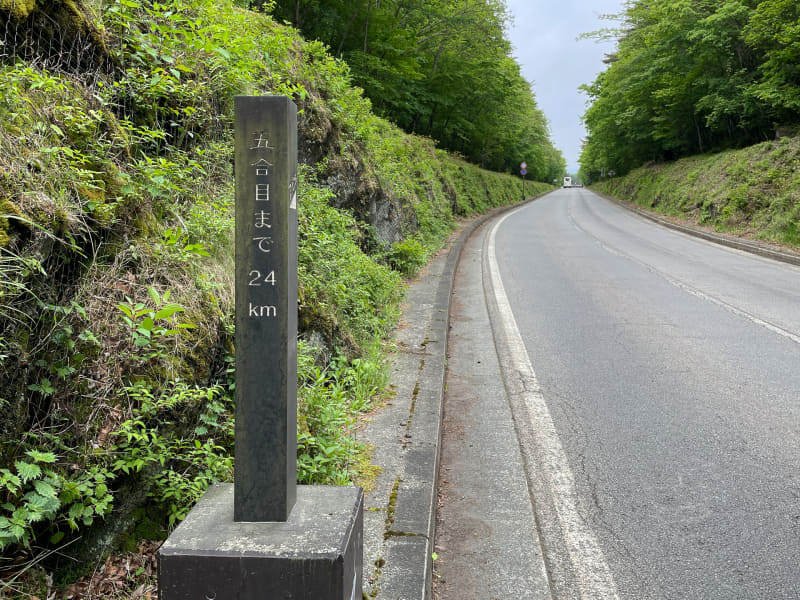 さすがに朝だと寒い。そして料金所のずっと手前、この24kmのところが計測開始地点らしい。知らなかった