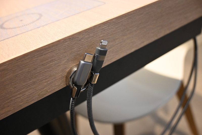 私が座った席が2人がけテーブルだったこともあり、Anker製USB Type-CケーブルとLightningケーブルが各2本備えられていました