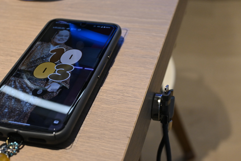卓上にはワイヤレス充電ができるスペースもあり、ポンと置くだけでスマートフォンも充電できました