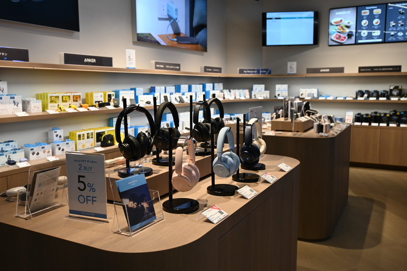 カフェに併設されたストア。モバイルバッテリーをはじめAnker製品は一通りそろっている印象です
