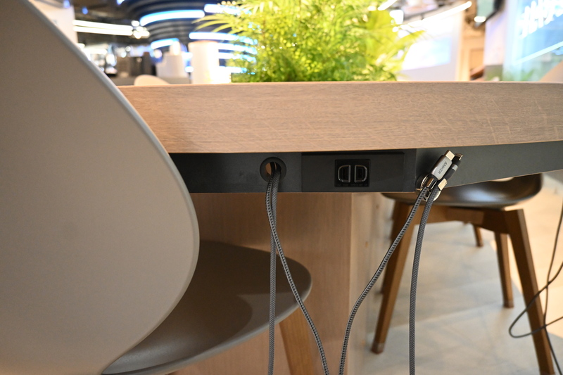 カウンター席もしっかりケーブル&電源を完備。一般的なカフェだとカウンター席には電源がないことが多いですが、ここなら「この席には電源がない……」なんて困ることもありません。ちなみにこの席でもワイヤレス充電スポットが各席ごとに用意されていました