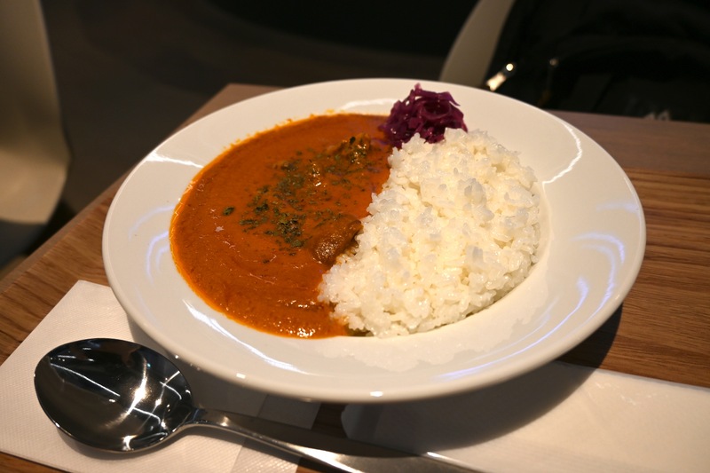 テレワークした時間帯が昼どきだったので、バターチキンカレーもいただきました。しっかりスパイスが感じられるカレーで、個人的にはナンと一緒でも食べてみたいと思いました