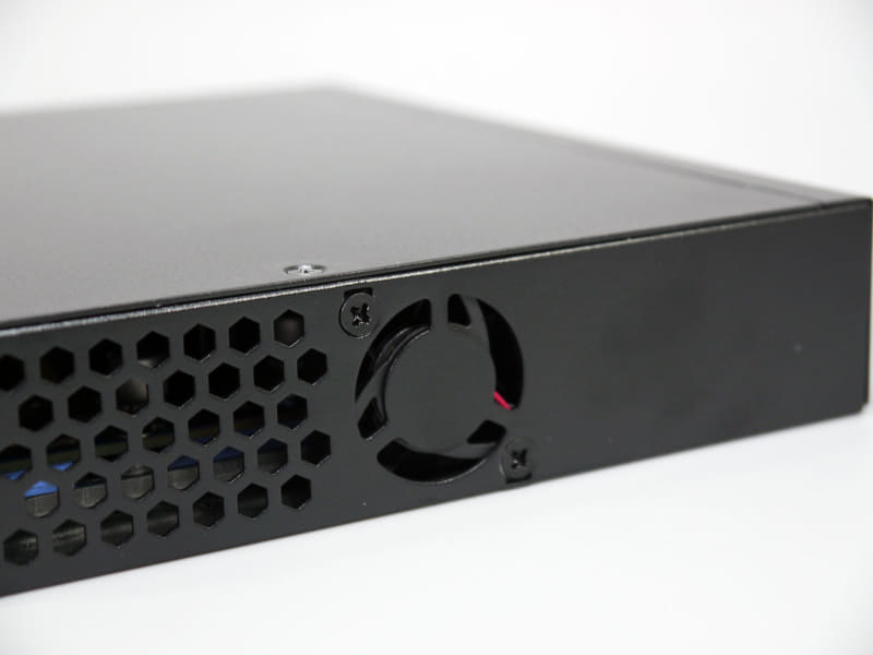 側面にファンを搭載。通常時は無回転で、環境温度などに応じて回転数を制御する