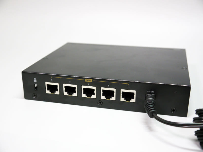 利用時は、こちらが正面になり、LEDがある方は壁際などの後ろになるため、LEDが目立たない