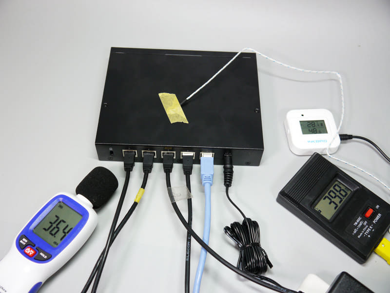 低負荷時はほんのりあたたかい程度。ファンも無回転。左下の計測機器が騒音計で、右下が温度計。温度計は本体上部、ヒートシンクの上あたりの温度を計測している