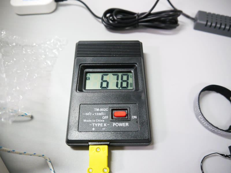 本体温度67.8℃の状況で、ファンが高速回転することを確認。騒音は60dBA前後。フル回転よりも少し遅い