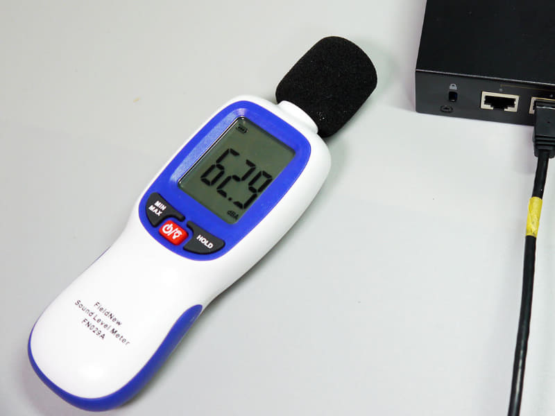 本体温度67.8℃の状況で、ファンが高速回転することを確認。騒音は60dBA前後。フル回転よりも少し遅い