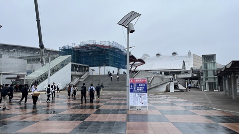 会場となっている幕張メッセには、雨の中、オープン間もない時間から多くの人が訪れている