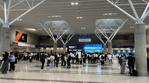 会場となっている幕張メッセには、雨の中、オープン間もない時間から多くの人が訪れている