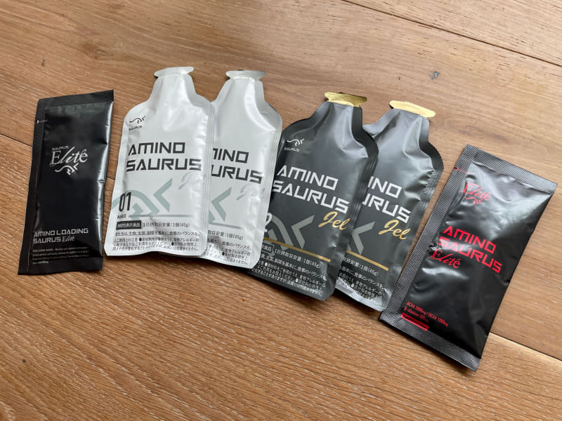 こちらは「アミノサウルス完走PACK」。ジェルタイプの補給食はロードバイク乗りの定番のようだが、筆者は不慣れなので絞り出すのに時間がかかってしまう