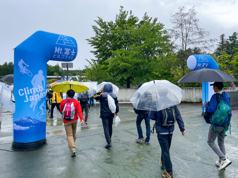 富士ヒルのスタート地点となる富士北麓公園で、前日の土曜日にエントリー。この日はあいにくの雨模様