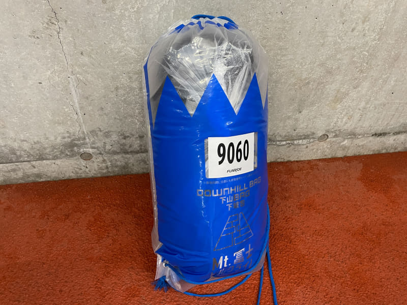 袋にゼッケンを貼って五合目に送る防寒着などを入れる