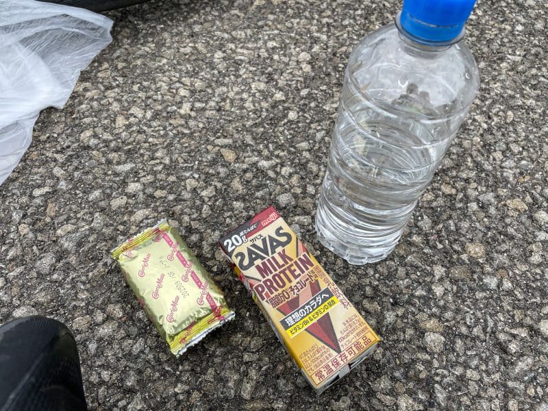 補給食と水も。ゴール後はおなかが減るので結構重要
