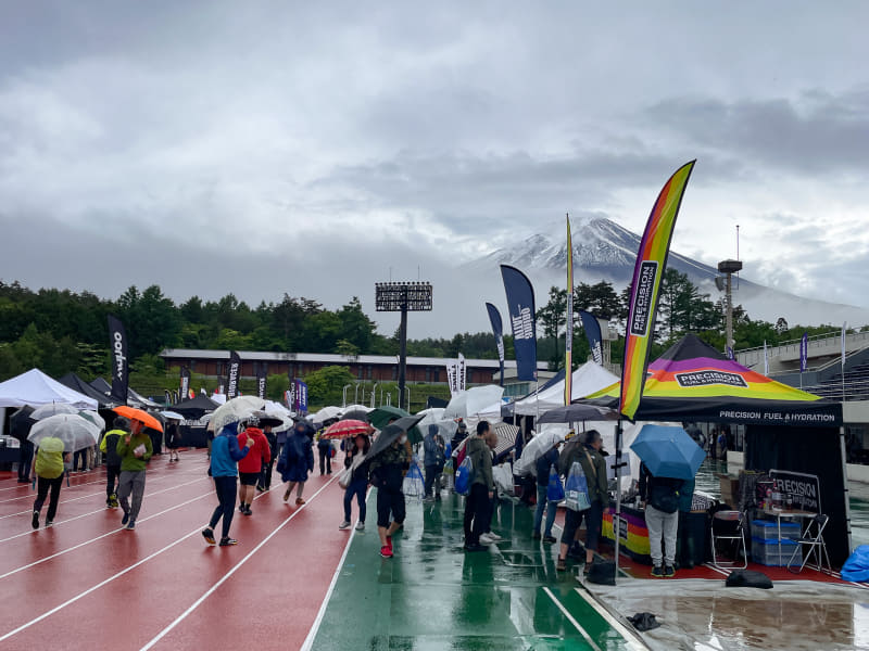 前日のサイクルエキスポの様子。あいにくの雨だったが、雲が切れて富士山が顔を出してくれた