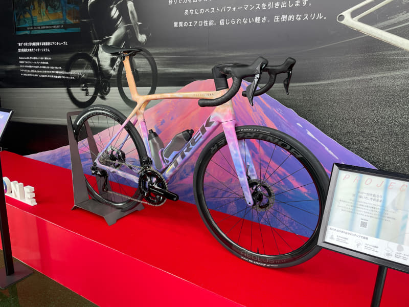 TREKのブースではこの日のために作られた「Madon GEN8」を展示。朝焼けの富士をイメージしたカラーリングだとか