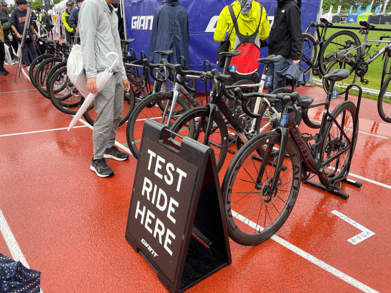 GIANTのブースにはたくさんの試乗車が。雨なのが本当に残念