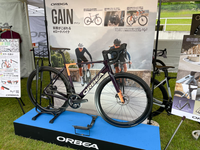 筆者も乗るORBEAのブースにはeロードバイクの「GAIN」が。わずか11kgとe-bikeでは世界最軽量クラス