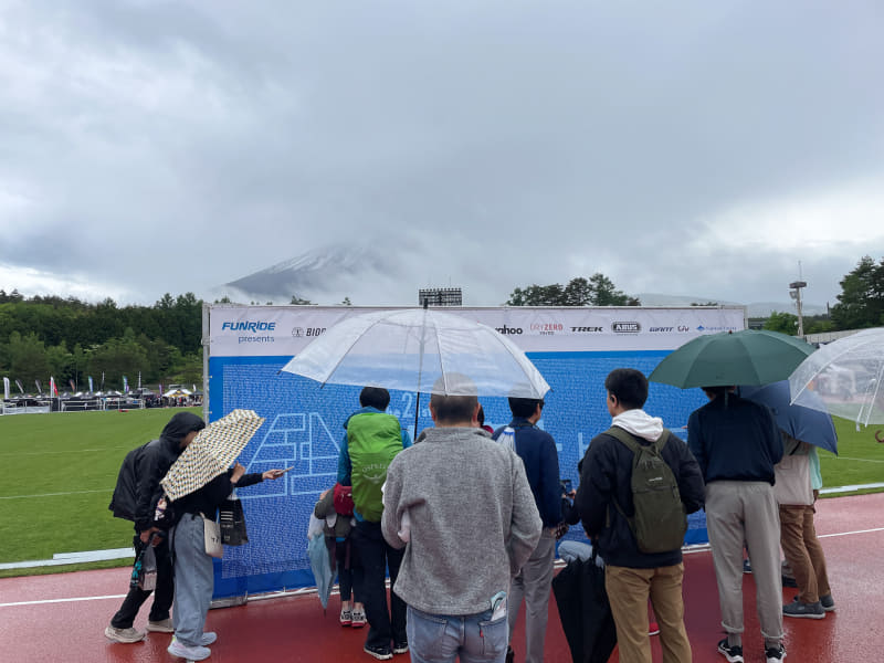 人が集まっているので何かと思ったら参加者全員の名前が書かれている模様