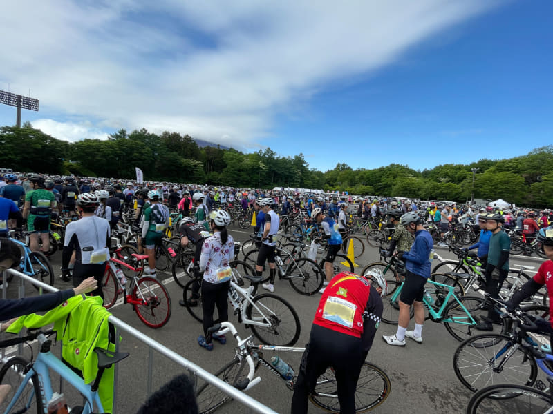 会場は自転車乗りだらけ。すごい参加者の量だ