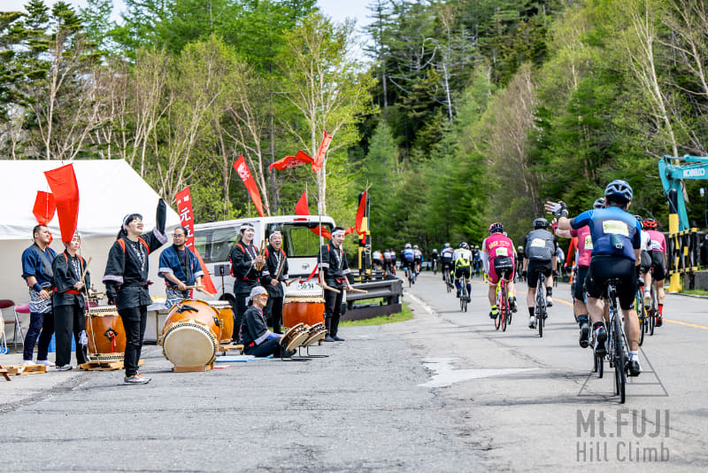 富士ヒル時の大沢駐車場では太鼓の応援が行われる（写真提供：Mt富士ヒルクライム実行委員会）