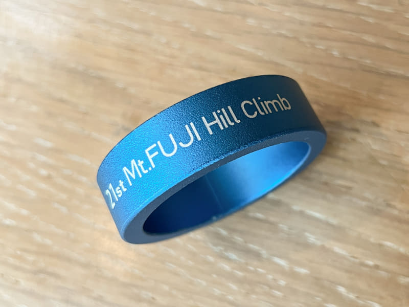 完走した証のリング。90分を切れるとブロンズカラー、75分を切るとシルバー、65分でゴールド、60分切りでプラチナカラーがもらえる