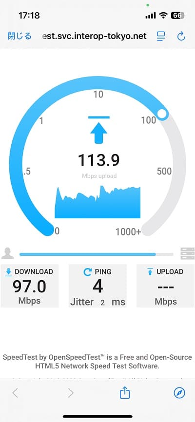 案内ボードには「ShowNet Free Wi-Fi」用のスピードテストサイトのQRコードも掲出されており、その場で通信速度を確認できる